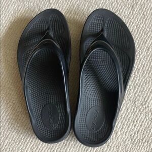 OOFOS women’s Black Sandals Flip Flops Comfortable Arch Support Size US 8